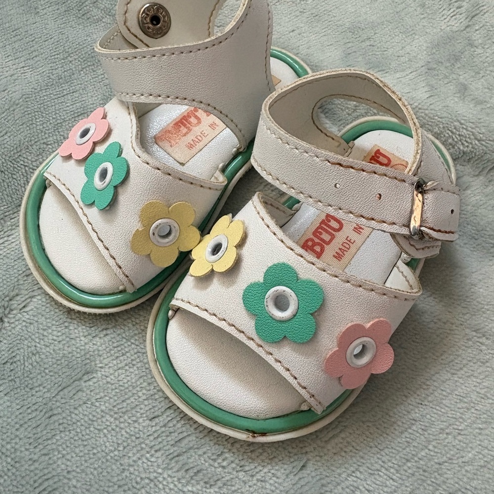 ‘90’s Vintage White and Green Sandals with Floral Appliques